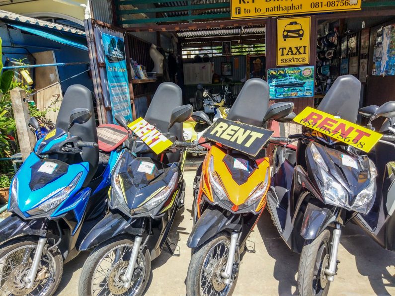 Скутеры Honda Click с табличками Rent на пункте проката, Паттайя