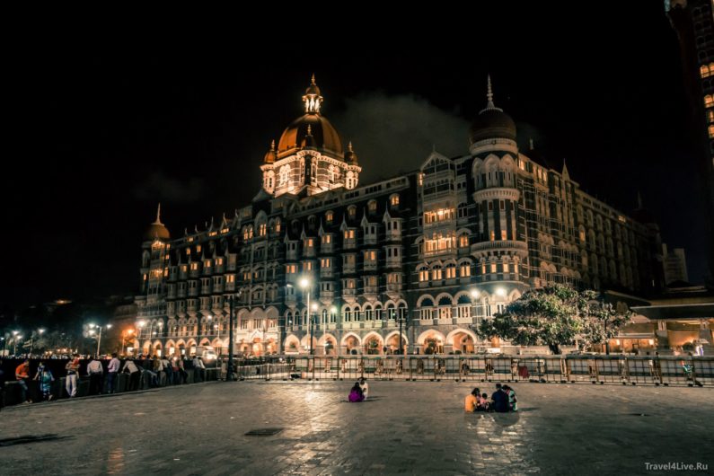 Освещенное здание отеля «Тадж-Махал» с куполом ночью, Мумбаи