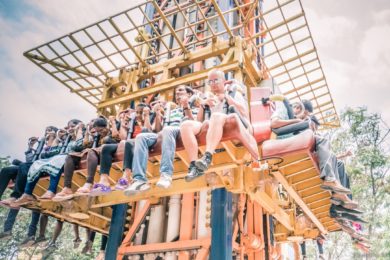 Посетители на аттракционе с высоким подъемом в парке Essel World, Мумбаи