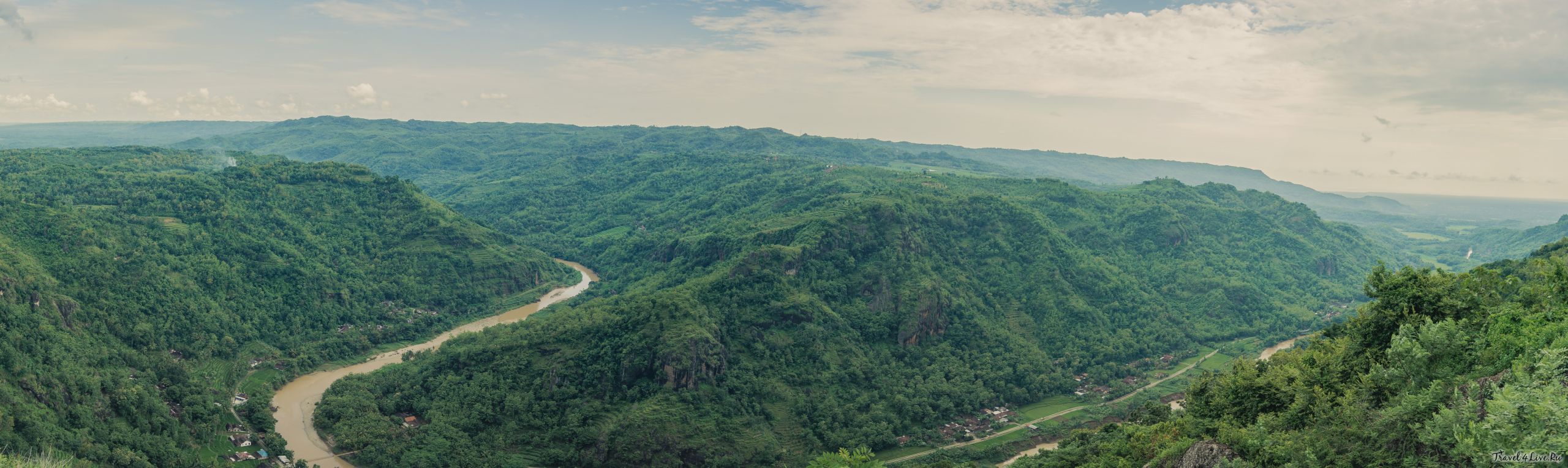 Панорама зеленых гор и извилистой реки в долине, Ява