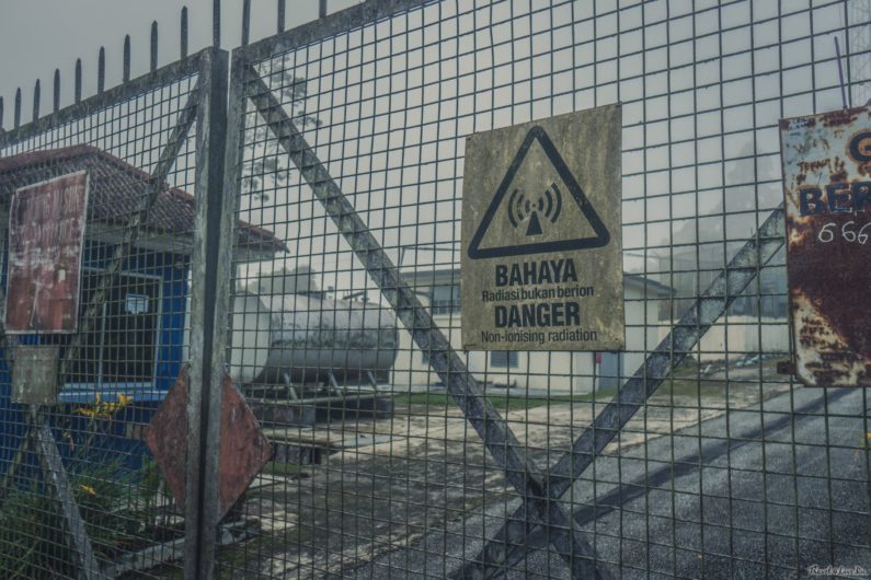 Ограда с предупреждающим знаком о неионизирующем излучении на вершине, Камерон-Хайлендс