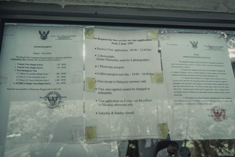 Объявления о сборах и правилах подачи на визу за стеклом, Пенанг