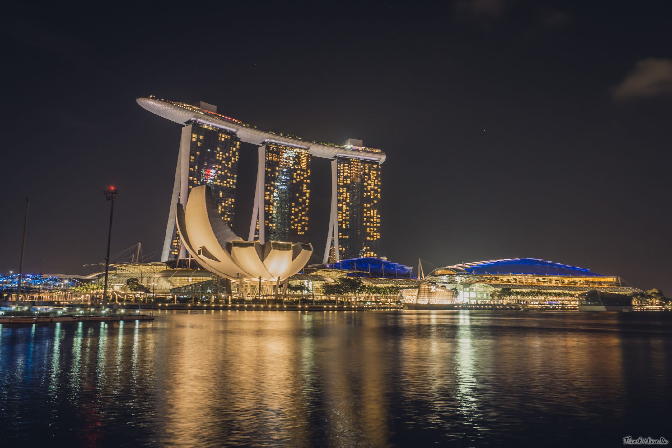 Отель Marina Bay Sands и здание в форме лотоса ночью, Сингапур
