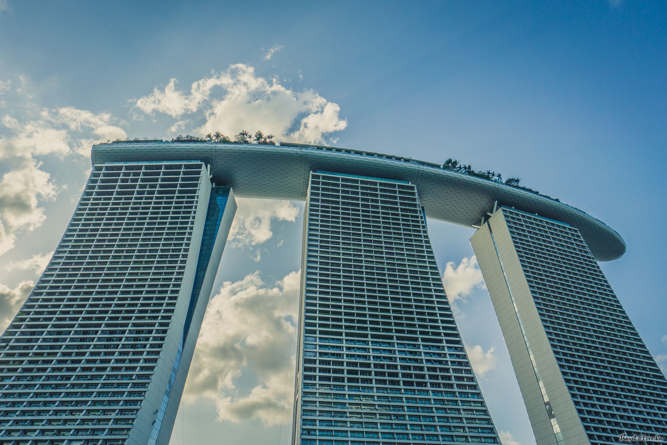 Три башни Marina Bay Sands с платформой на крыше снизу вверх, Сингапур