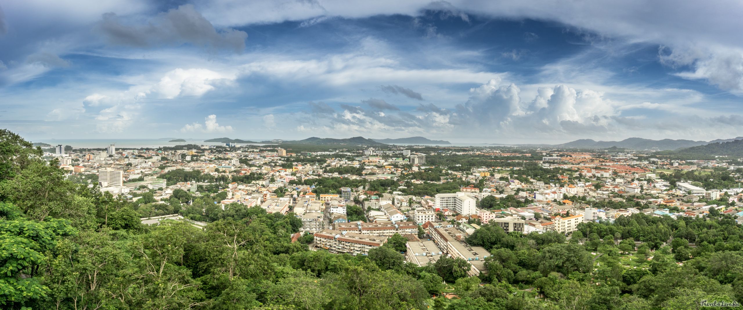 Панорама города среди зелени и далеких гор с холма, Пхукет