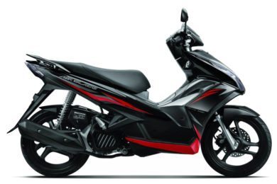 Черно-красный скутер Honda Airblade, вид сбоку