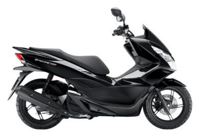 Черный скутер Honda PCX, вид сбоку