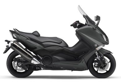 Серый макси-скутер Yamaha T-MAX с ветровым стеклом, вид сбоку