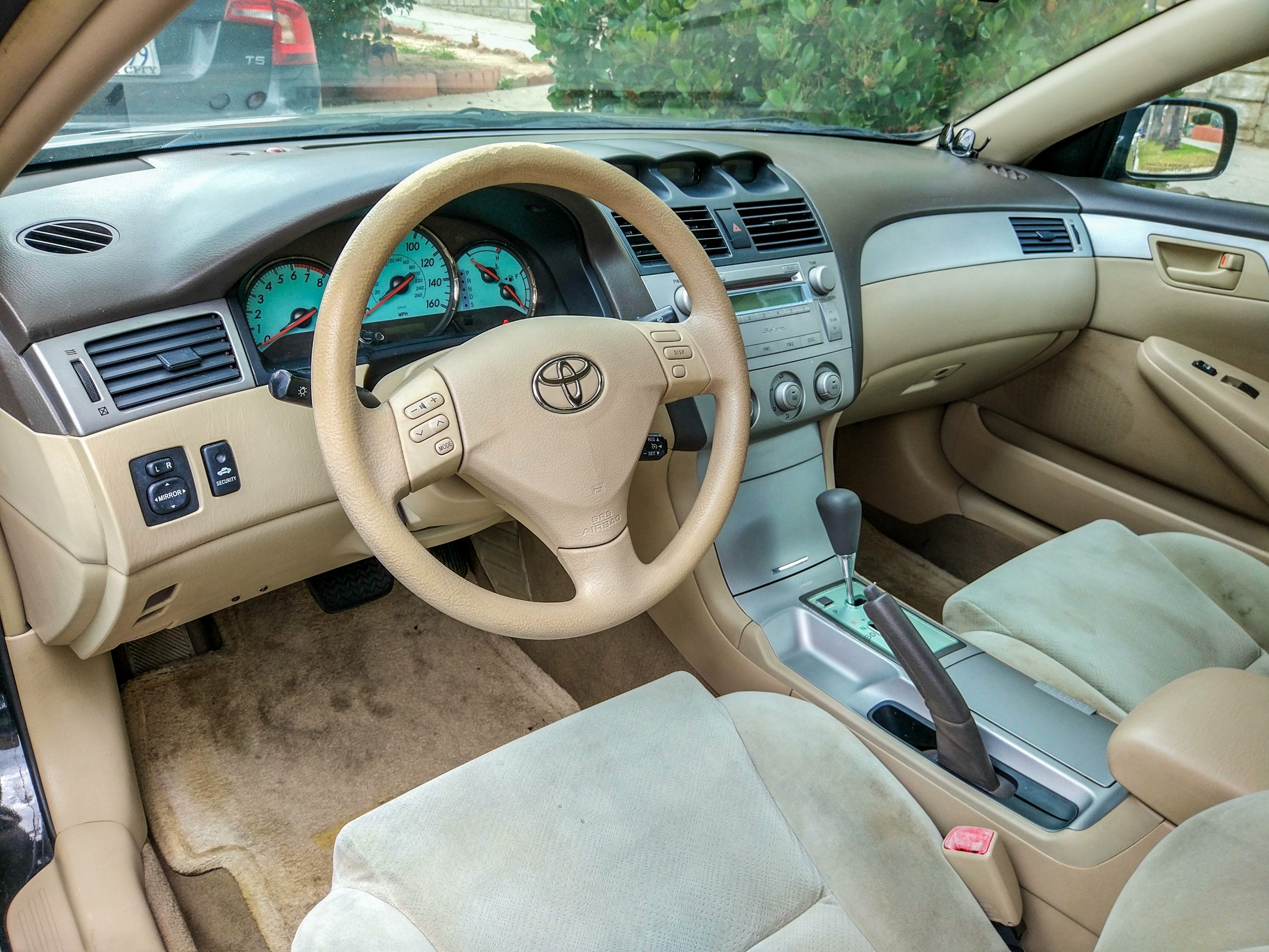 Руль и приборная панель бежевого салона Toyota Solara