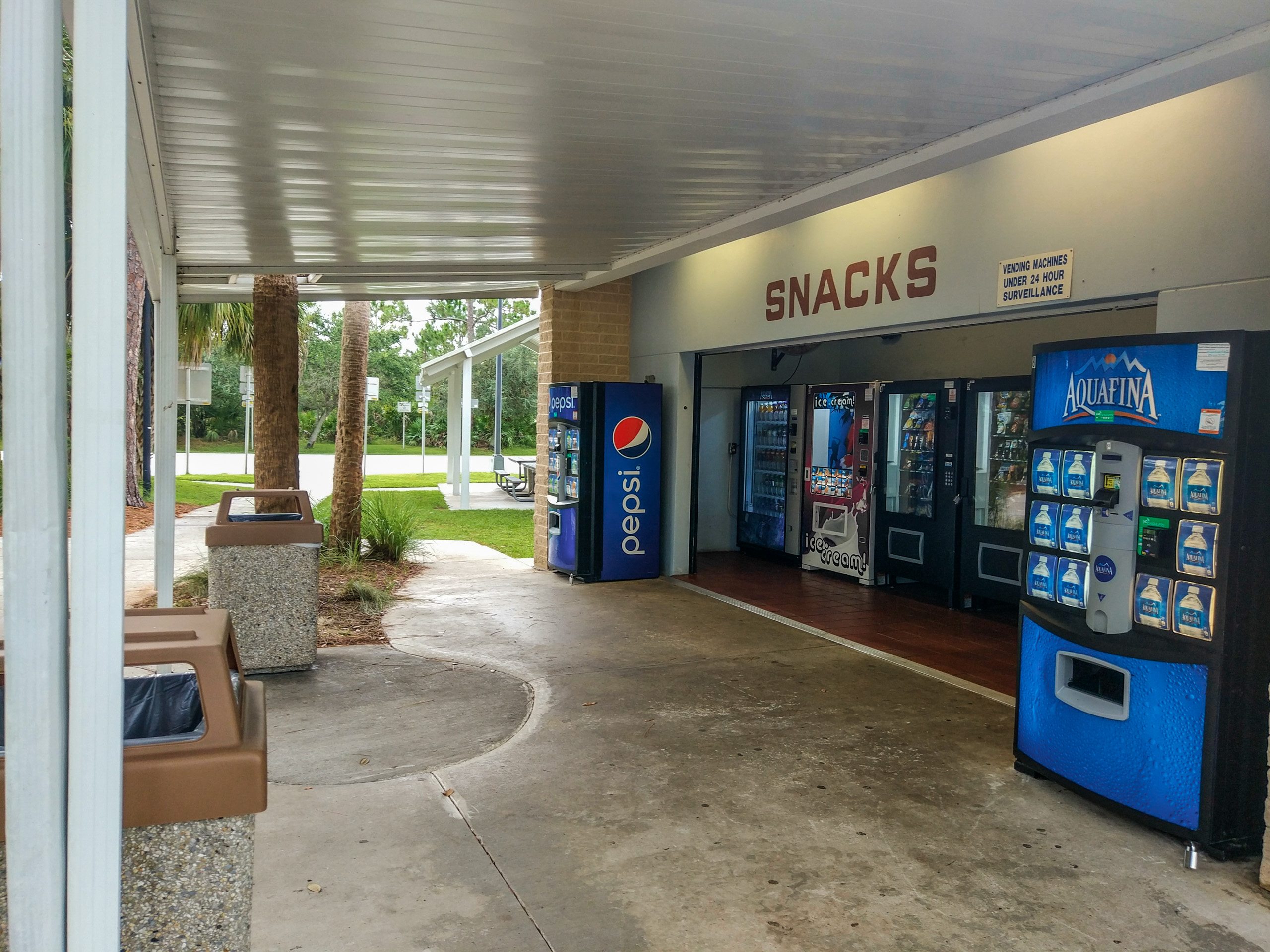 Торговые автоматы Snacks под навесом на придорожной стоянке в США