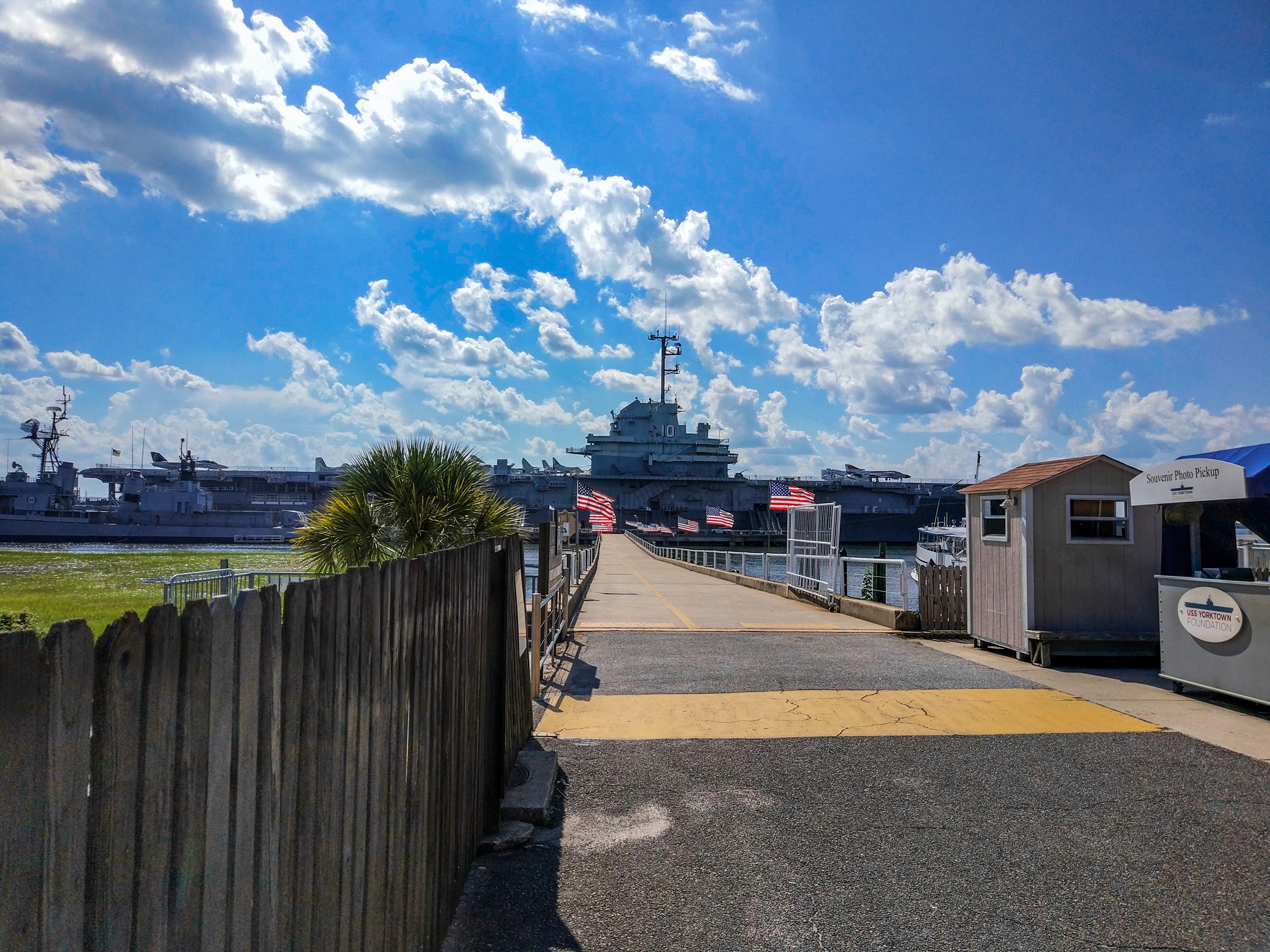 Причал к авианосцу USS Yorktown с флагами США и киоском, Чарлстон
