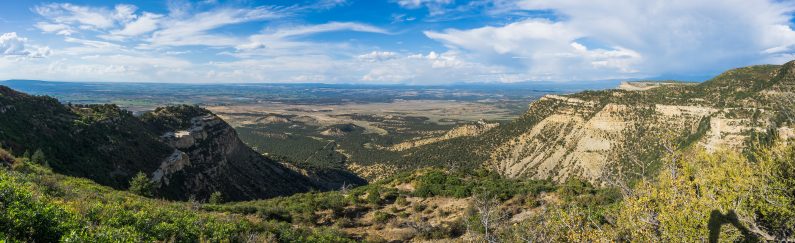 Панорама плато Меса-Верде и долины внизу под облаками