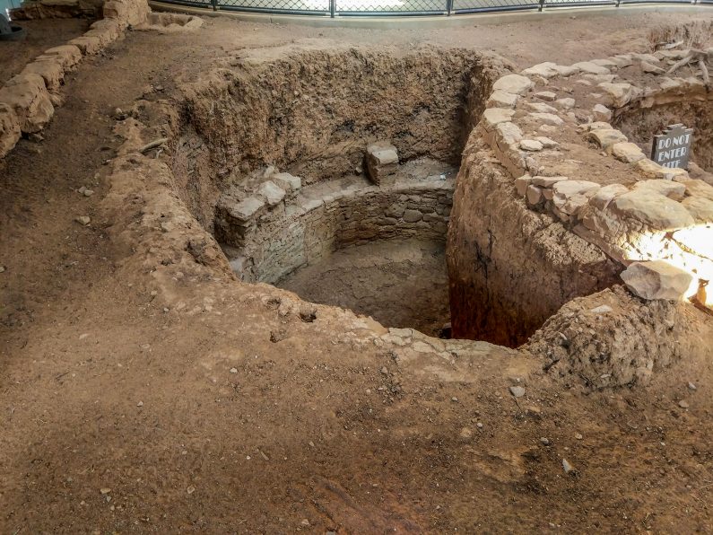 Круглая каменная яма питхауса с табличкой «Do not enter», Меса-Верде