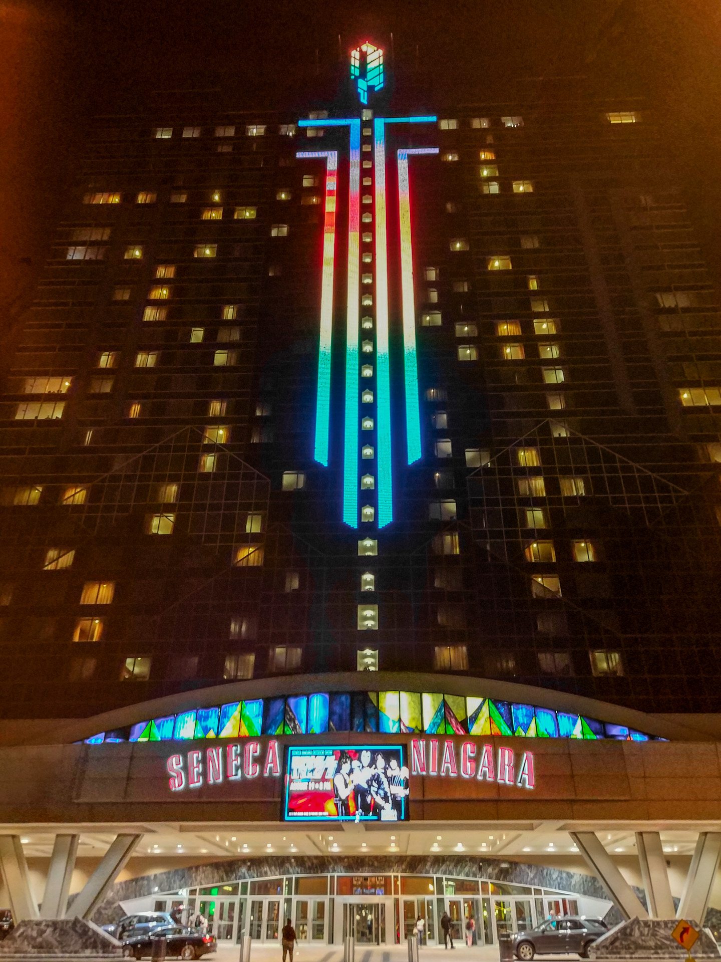 Светящаяся ночью башня казино Seneca Niagara