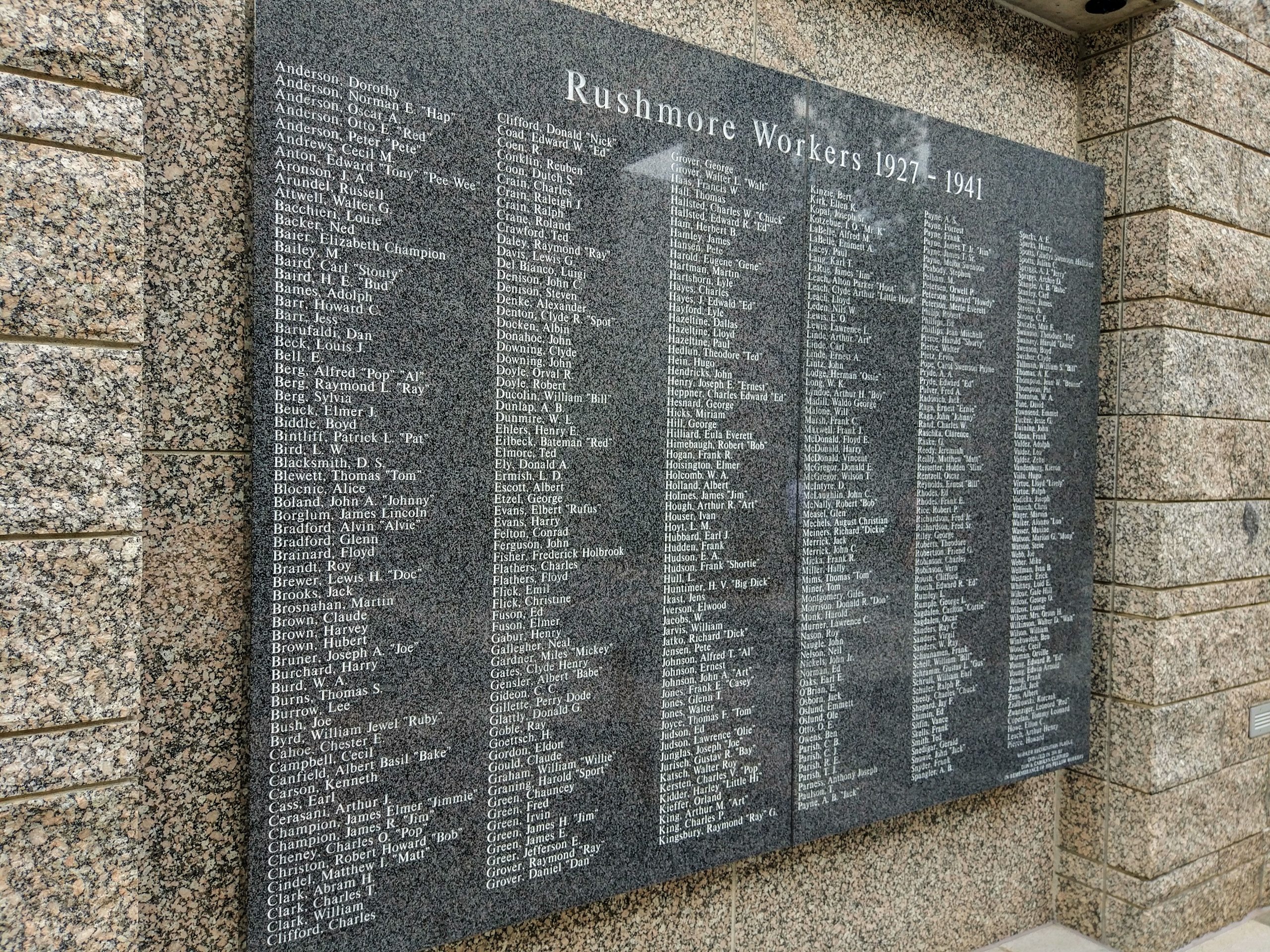 Мемориальная плита с именами рабочих Рашмора 1927–1941