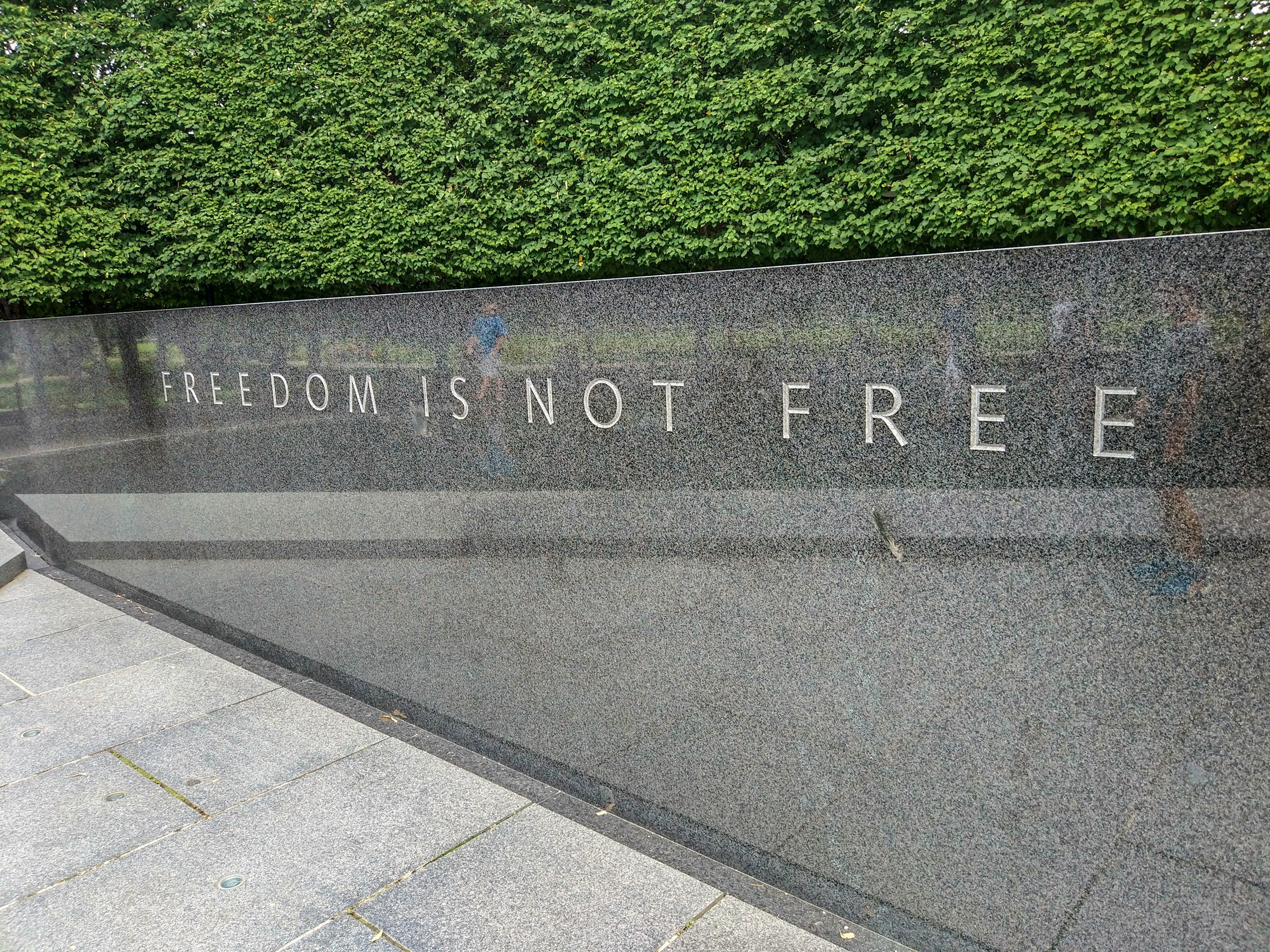Надпись «Freedom is not free» на гранитной стене мемориала, Вашингтон