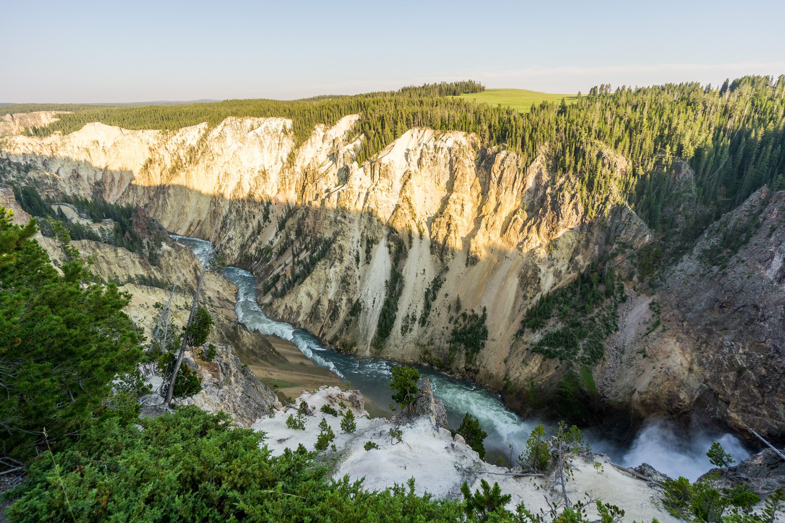 Река в желтом Гранд-Каньоне Йеллоустона, справа брызги водопада