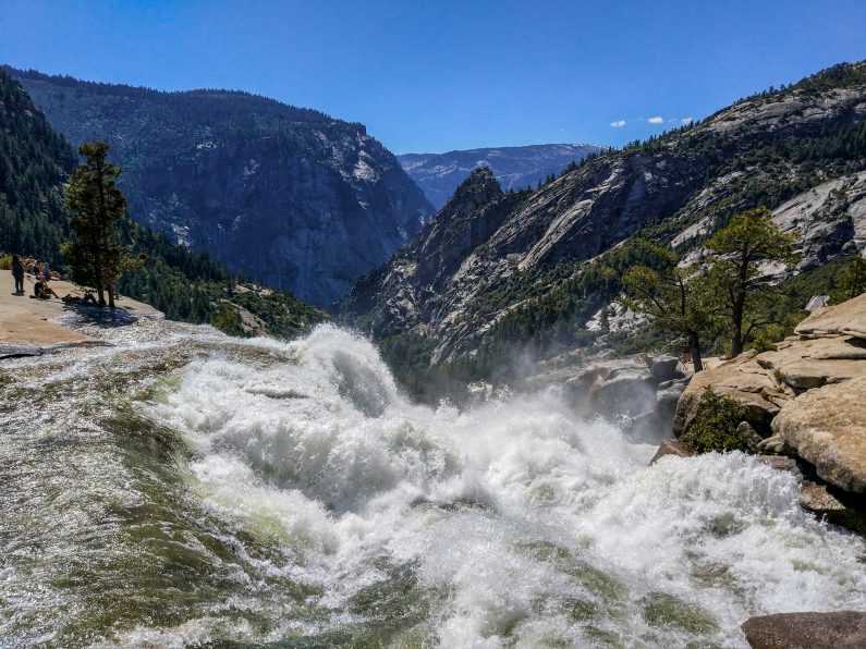 Бурный поток на гребне водопада Невада над гранитным ущельем