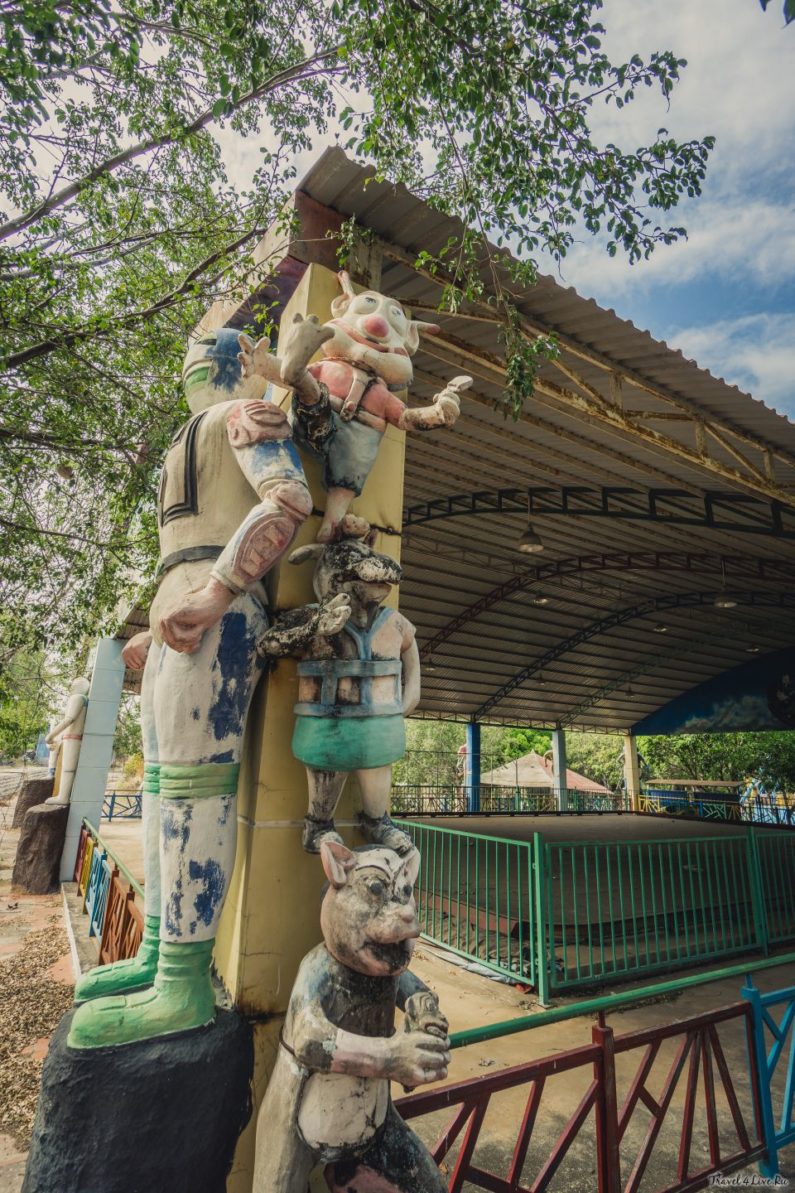 Группа фигур, карабкающихся по колонне крытой площадки, Парк уродов, Фантхьет