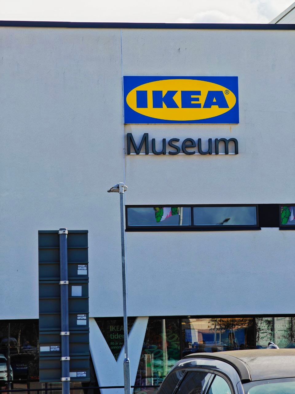 Белая стена здания с жёлто-синим логотипом IKEA и надписью Museum